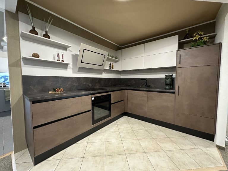 Braune Küche ohne Geräte